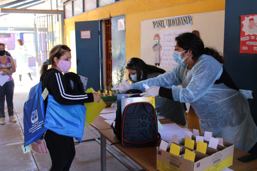 Escuela José Manso de Velasco entrega set de material educativo a sus estudiantes