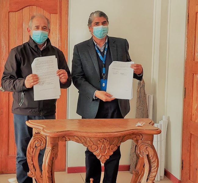 Alcalde de Diego de Almagro firma convenio con SLEP de Atacama para otorgar transporte gratuito a estudiantes