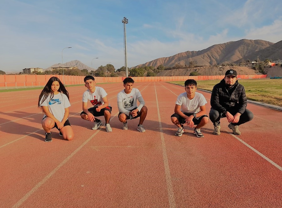 Liceo José Antonio Carvajal destroza el sedentarismo y con disciplina entrenan estudiantes para competencias de atletismo