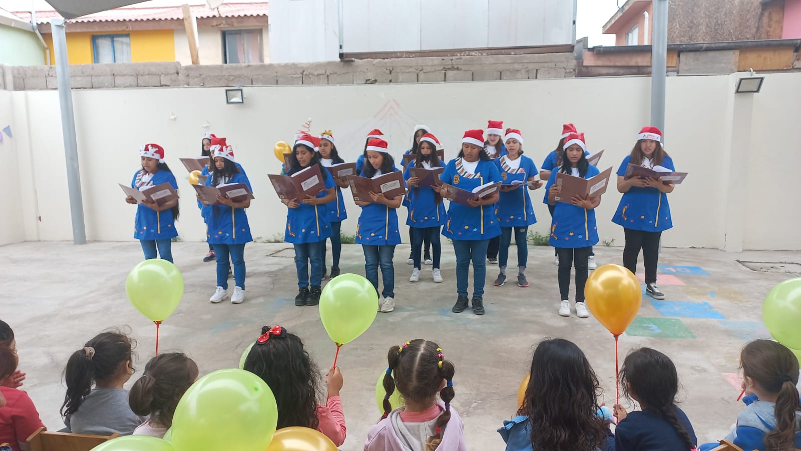 Emotiva instancia celebró liceo El Palomar al cantar villancicos a la comunidad