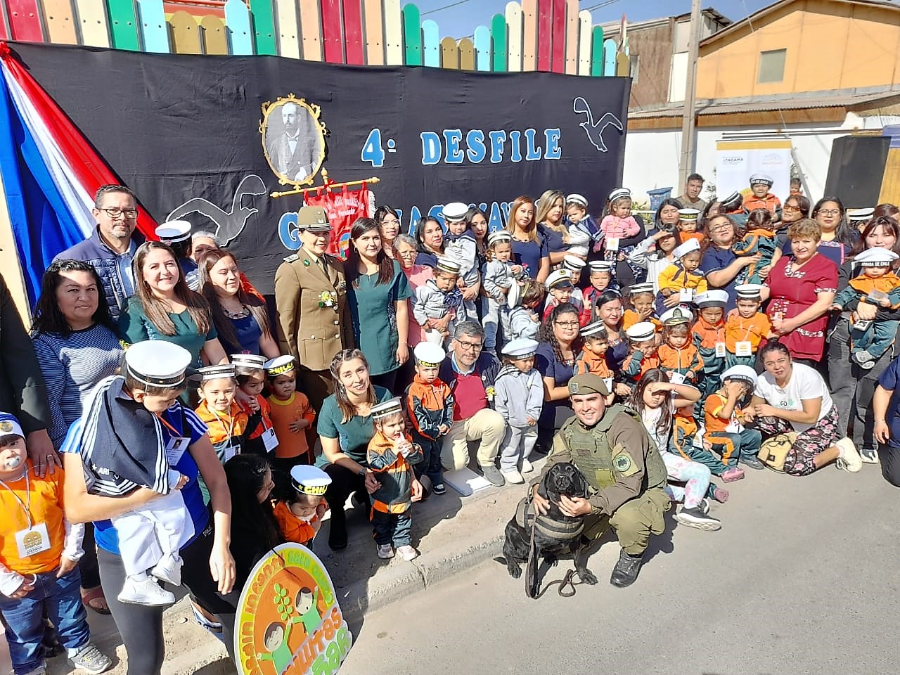 Carabineros y Gendarmería junto a párvulos de jardín Semillitas del Chañar del SLEP Atacama desfilaron para conmemorar el 21 de mayo