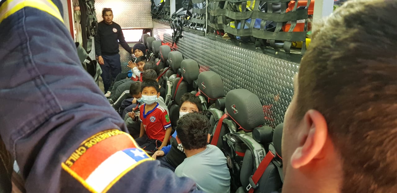 Alegría y aprendizajes ante emergencias fue lo que dejó la visita de Bomberos en la Escuela el Chañar de SLEP Atacama