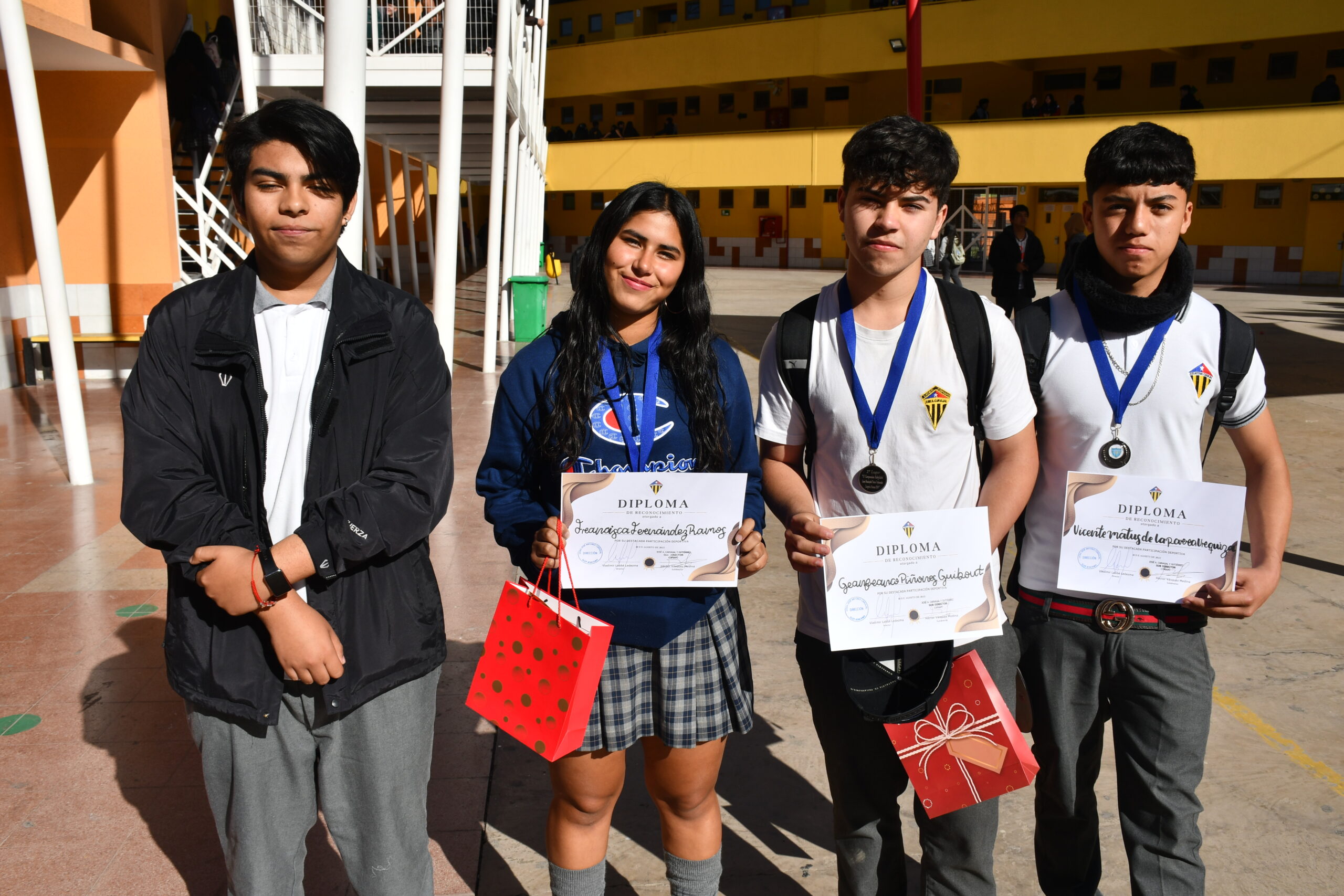 Estudiantes de Educación Pública y Liceo José Antonio Carvajal destacan en deportes y logran medallas de oro y plata